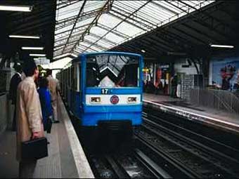В результате несчастного случая в парижском метро отравились 35 человек