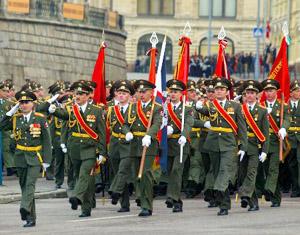Главком ВВС: Россия с 2008г. возобновит практику военных парадов на Красной площади 9 мая с участием авиации
