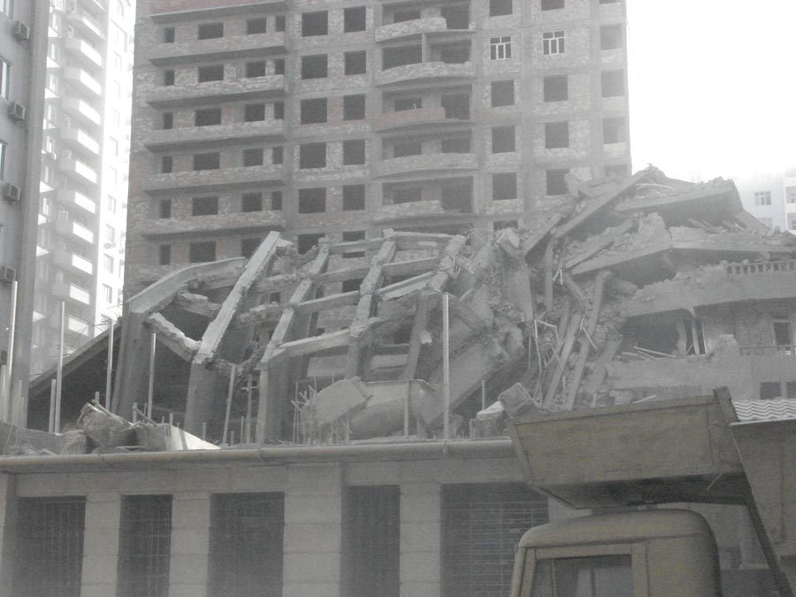 Из-под развалин рухнувшего дома спасателями извлечен еще один строитель /ОБНОВЛЕНО/ ФОТО/