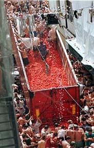Сорок тысяч человек за час вручную уничтожили 117 тонн томатов