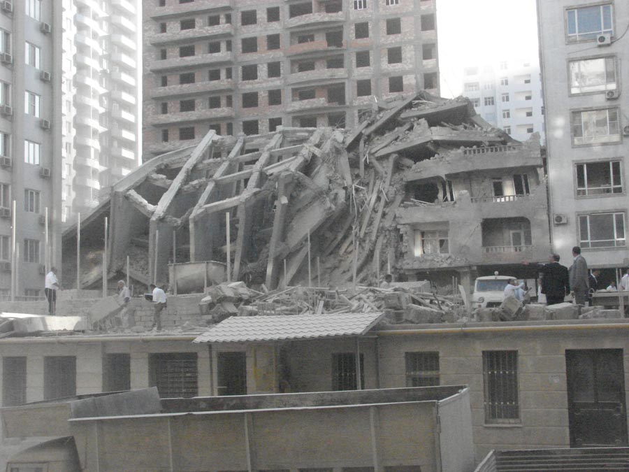 Три здания по соседству с рухнувшей новостройкой непригодны для жилья