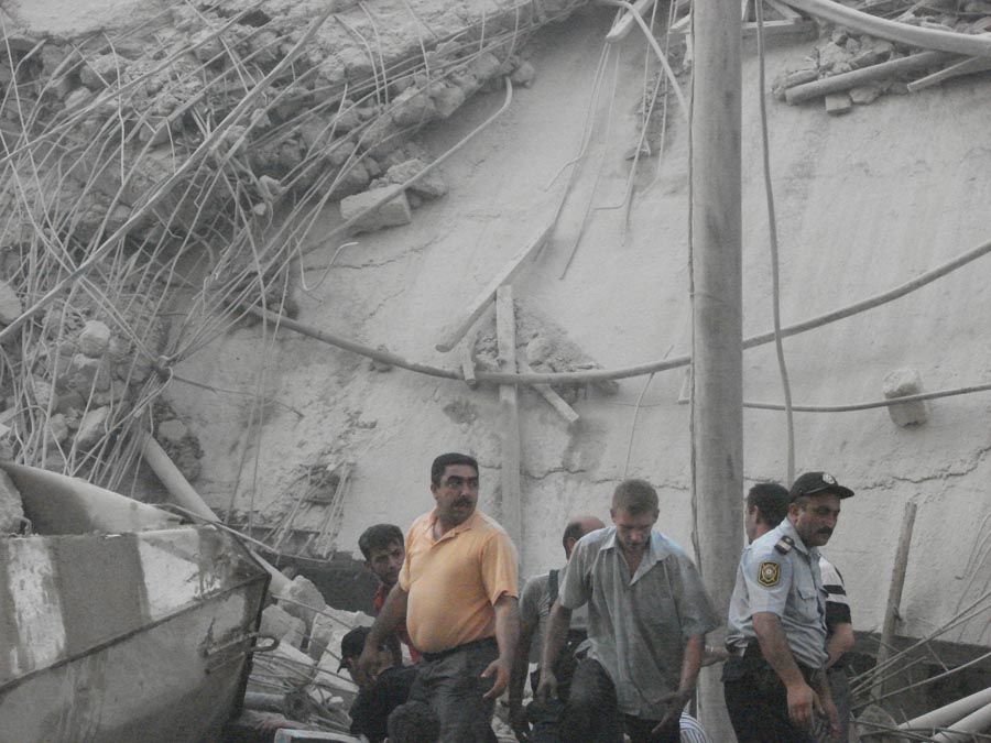 Нахождение живых людей под завалами дома в Баку маловероятно
