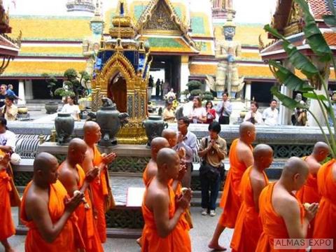 Буддийские монахи в Мьянме захватили 20 человек в заложники