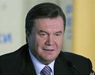 Украинский премьер Янукович ушел в отпуск и включился в предвыборную кампанию