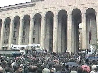 Около 500 оппозиционеров перекрыли проспект Руставели в центре Тбилиси
