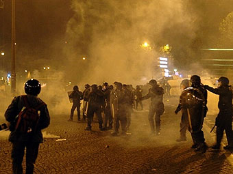 В ходе беспорядков в пригородах Парижа пострадали 64 полицейских