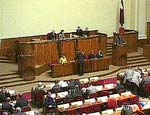 Депутаты в парламенте Грузии будут ходить в красных шапочках и шарфиках \"от Саакашвили\"