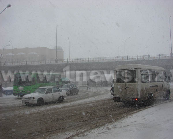 Выпавший снег проверил на прочность сеть общественного транспорта /ВИДЕО/
