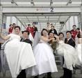 Несколько сотен китайцев устроили самое массовое бракосочетание