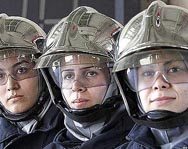 Британские женщины-полицейские требуют форму от кутюр