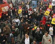 Французские госслужащие проводят массовую забастовку