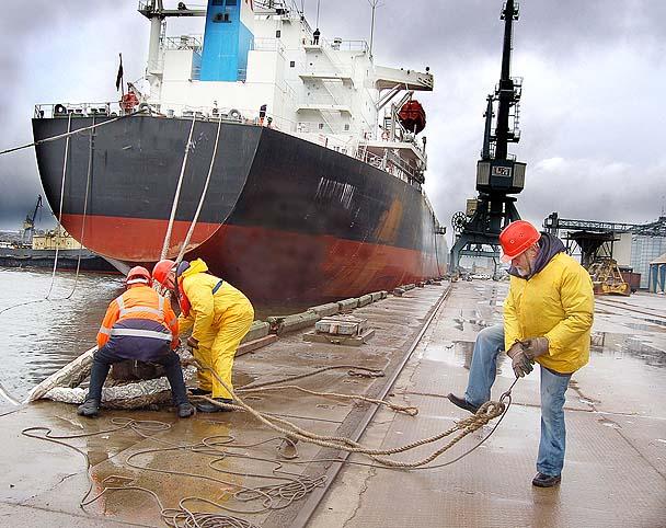 Из-за сильного шторма два азербайджанских сухогруза задержались в порту Актау