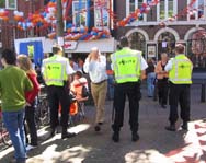Бастующие голландские полицейские митинговали на вокзалах
