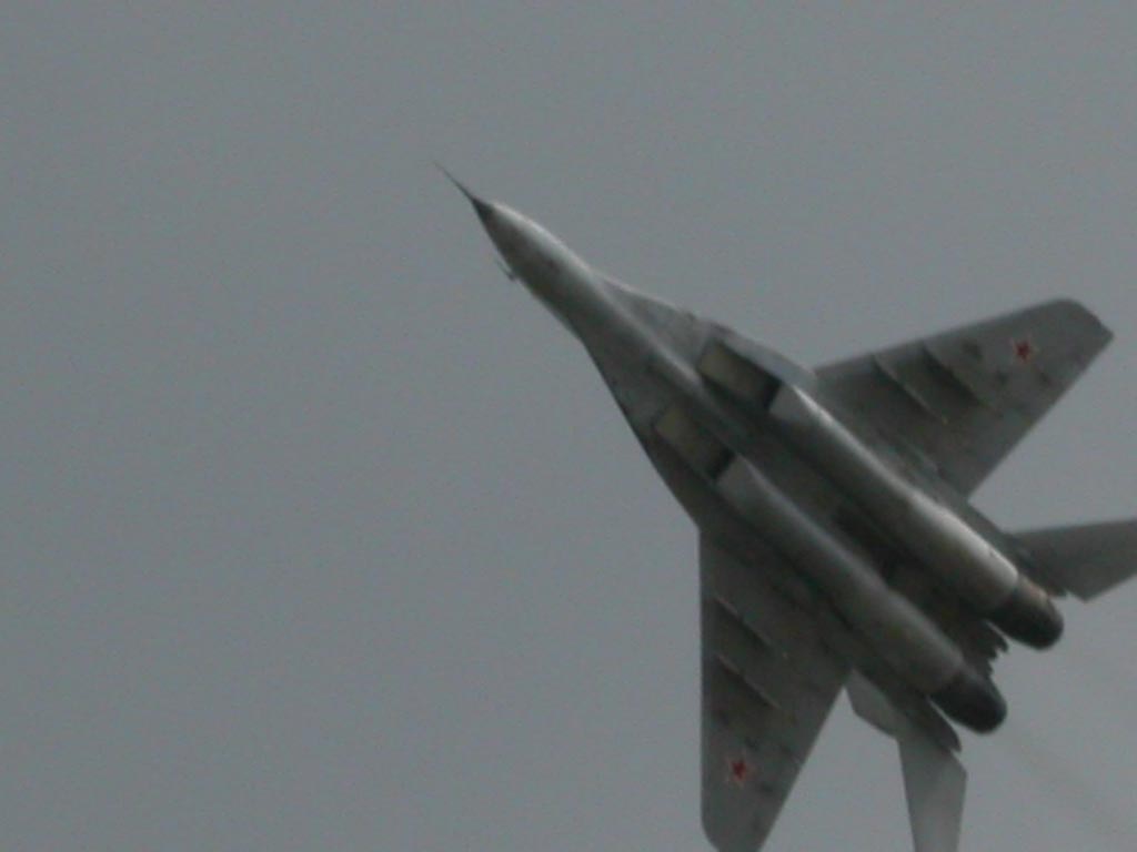 Поиски потерпевшего крушение военного самолета МиГ-29 пока не дали результатов