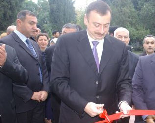 Президент Азербайджана принял участие в открытии Международного торгового центра и прядильной фабрики