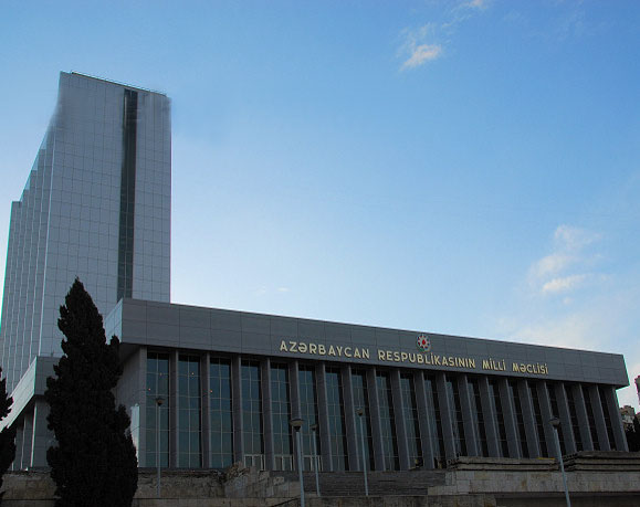 Лорд Рассел Джонстон проводит встречи в парламенте Азербайджана