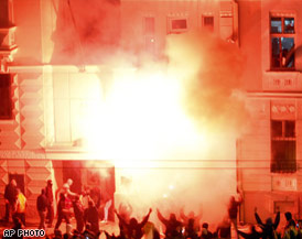 В Белграде подожгли посольство США /ВИДЕО/