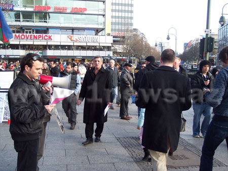 На пикете в день памяти Ходжалинской трагедии в Берлине провокатор попытался устроить потасовку /ФОТО/