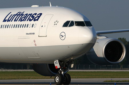 Lufthansa пропускает пассажиров в самолет с помощью турникетов