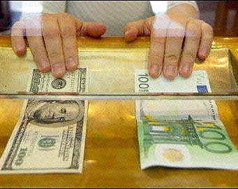 Курс доллара упал в четверг до очередного рекорда относительно евро - $1,5304