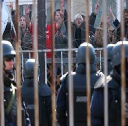 Сербы забросали здание суда ООН ручными гранатами