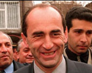 Роберт Кочарян вновь грозится признать независимость Карабаха