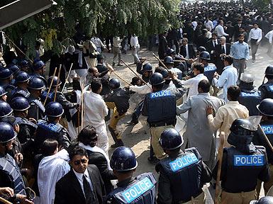 В Пакистане 25 тыс. человек участвуют в протесте против антикоранского фильма