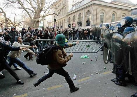 Париж митингует против массовых увольнений преподавателей /ВИДЕО/