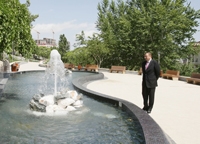 Президент Азербайджана ознакомился с реконструированным парком, расположенным перед Кабинетом Министров