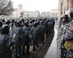Полиция Еревана оцепила здание Оперы и балета