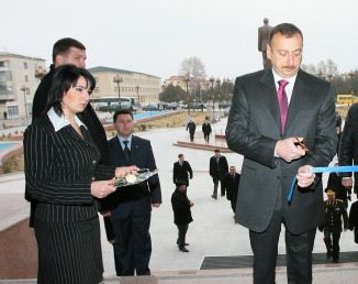 Президент Азербайджана принял участие в открытии новой дорожной развязки