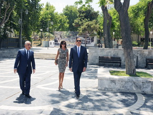 Президент Ильхам Алиев ознакомился с реконструкцией, проведенной на площади фонтанов в Баку - ДОПОЛНЕНО