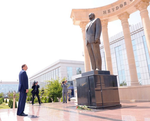 Президент Ильхам Алиев посетил памятник Гейдару Алиеву в Балакене