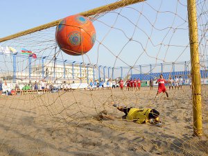 Сборная Азербайджана по пляжному футболу разгромила Казахстан