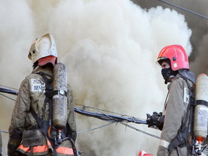 Спасатели тушат крупный пожар на одном из рынков в Риге