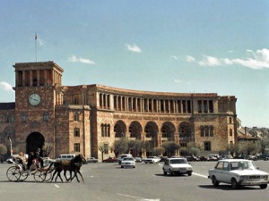 У правительства Армении продырявилась крыша