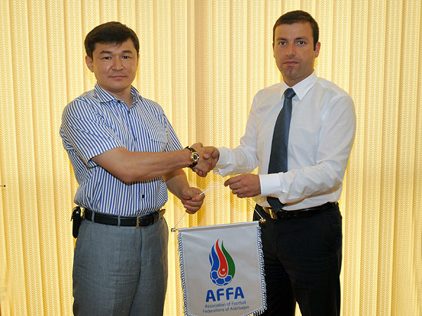Эльхан Мамедов принял генсека Федерации футбола Казахстана