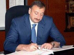 Ильхам Алиев присвоил почетные звание работникам печати Азербайджана
