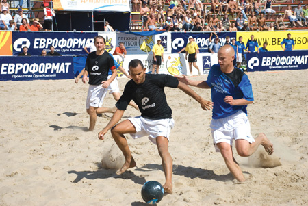 Сборная Азербайджана по пляжному футболу с победы стартовала на турнире Crocs Challenge Cup 2010