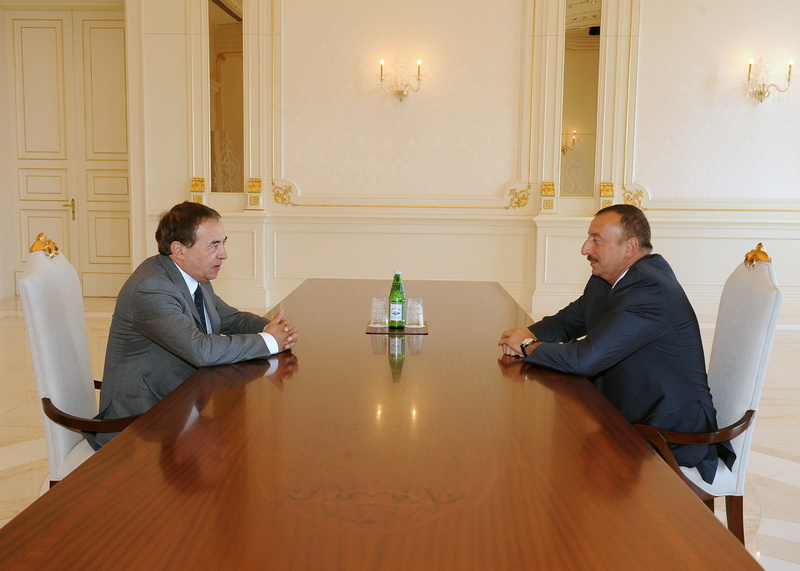 Президент Ильхам Алиев принял генсека Социнтерна