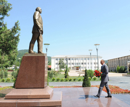 Президент Ильхам Алиев посетил памятник великому лидеру Гейдару Алиеву в Габале
