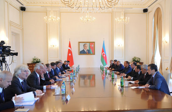 Состоялась встреча Ильхама Алиева и Абдуллы Гюля в расширенном составе с участием делегаций