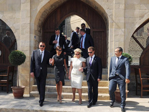Президенты Азербайджана и России вместе с супругами совершили прогулку по «Ичери шехер»
