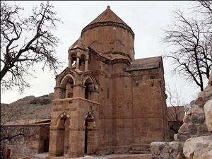Армяне устроили акцию протеста во время литургии в Армянской церкви на острове Ахтамар