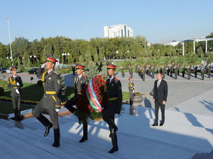 Президент Азербайджана ознакомился с памятником «Независимость и гуманизм» в Узбекистане