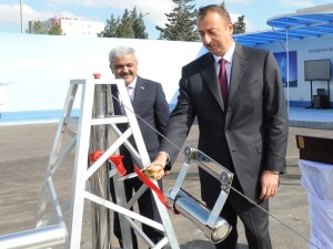 Ильхам Алиев принял участие в церемонии закладки фундамента нового административного здания ГНКАР
