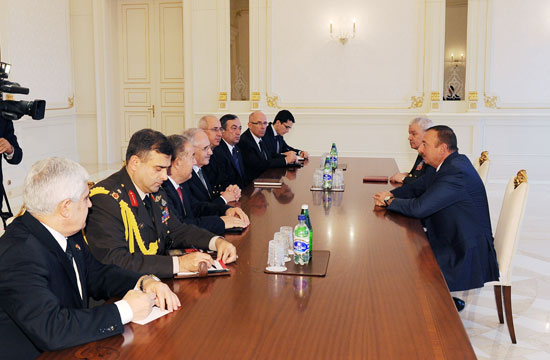 Ильхам Алиев принял делегацию во главе с министром национальной обороны Турции Веджди Генюлем