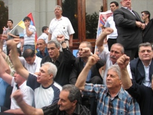 Сотрудники завода «Наирит» требуют от правительства Армении выплаты зарплаты