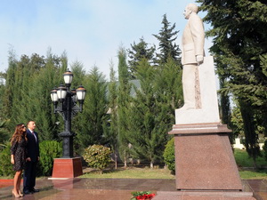 Ильхам Алиев посетил памятник Гейдару Алиеву в Агдаме - ФОТО