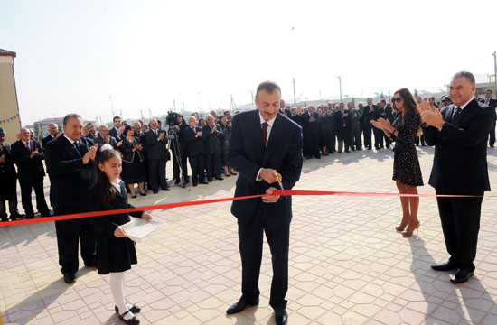 Ильхам Алиев принял участие в церемонии открытия нового поселка для семей вынужденных переселенцев - ФОТО